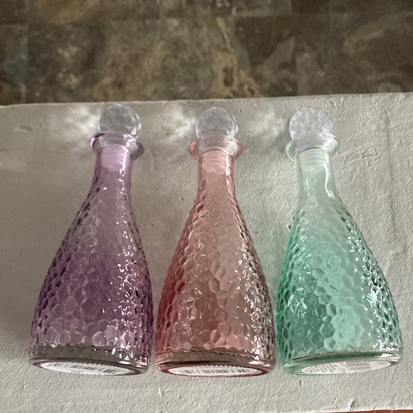 NWT Trio of Pastel Color Pebbled Glass Decorative Bottles w/ Crystal 💎 Tops - Picture 3 of 17